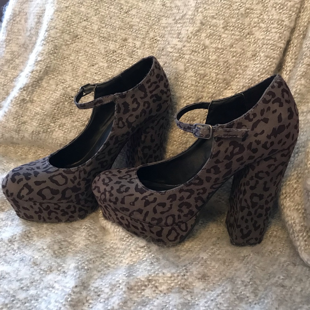 Forever 21 size 7 platform heel
